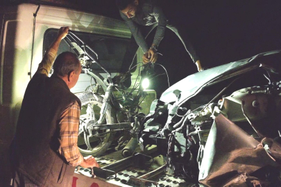 Motosiklet otomobille çarpıştı: 1 ölü, 1 yaralı