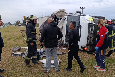 Eşya yüklü kamyonet takla attı, savrulan eşyaları sahipleri topladı