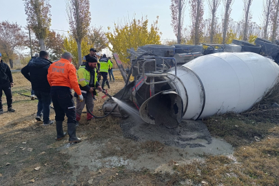 Devrilen beton mikseri içindeki beton boşaltılarak kaldırıldı