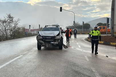 Kavşakta zincirleme trafik kazası: 2 kişi yaralandı