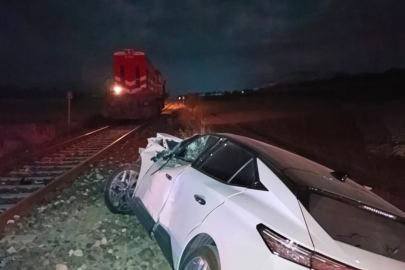 Yük treni otomobile çarptı, sürücü ağır yaralandı