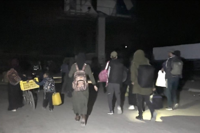 İsrail ordusu, Şucaiyye Mahallesi'ndeki yüzlerce Filistinliyi yerinden etti