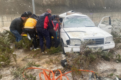 Kontrolden çıkan otomobil refüje çıktı: 2 yaralı