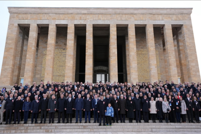 Milli Eğitim Bakanı Tekin, tüm illerden gelen öğretmenlerle Anıtkabir'i ziyaret etti