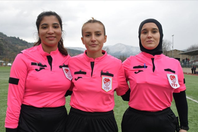 Bilecik'te 3 kadın hakem, kadına yönelik şiddete dikkati çekmek için futbol maçı yönetti