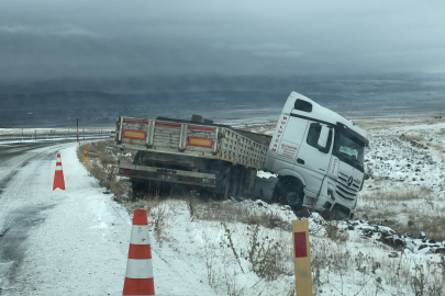 Buzlanan yolda kayan tır şarampole düştü