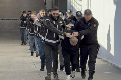 Adana merkezli 3 ilde sahte dolar operasyonunda yakalanan 4 zanlı tutuklandı
