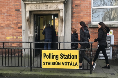 İrlanda erken genel seçim için sandık başında