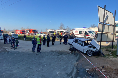 Tırla çarpışan Fiat Tofaş otomobil parçalandı: 4'ü çocuk 6 yaralı