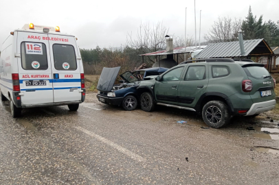 Tiyatro gösterisi için Kastamonu’ya gelen ekip kaza geçirdi: 1’i ağır 4 yaralı