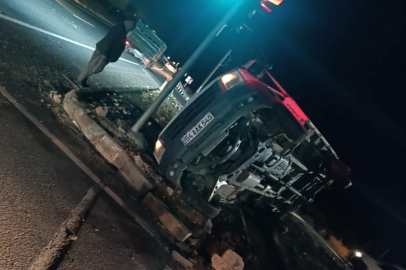 Tır kamyonetle çarpıştı: 3 yaralı