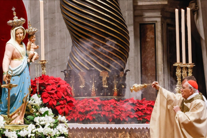 Vatikan'daki Aziz Petrus Bazilikası'nda bulunan Kutsal Kapı'nın açılmasıyla "Jübile Yılı" başladı