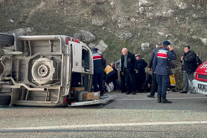 Balıkesir'de minibüs ile otomobilin çarpıştığı kazada 2 kişi öldü, 18 kişi yaralandı