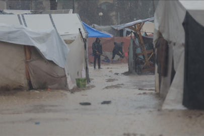 İsrail'in saldırıları altındaki Gazzeliler, şiddetli soğuklarda hayatta kalma mücadelesi veriyor