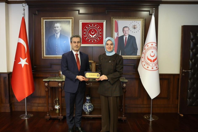 Bakan Göktaş, sanatçıların bağışladığı ödülü devlet korumasındaki çocuklar adına teslim aldı