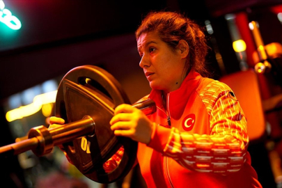 Görme engelli kadın halterci, omuzladığı her ağırlıkta "özgürleşiyor"