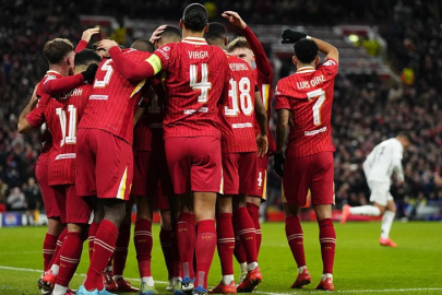 Premier Lig'de Liverpool, puan kaybına rağmen zirvede yer aldı