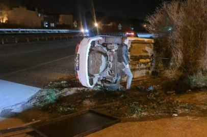Köpeğe çarpmamak için direksiyonu kırdı, otomobil yan yattı