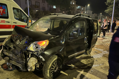 Bursa'da hafif ticari araç otomobille çarpıştı