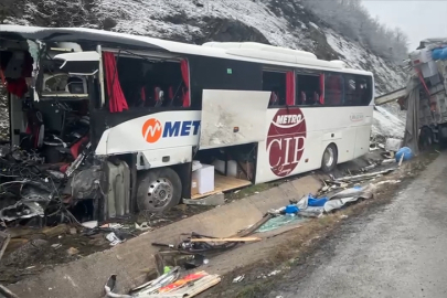 Kamyona çarpan yolcu otobüsünün sürücüsü öldü, 16 yolcu yaralandı