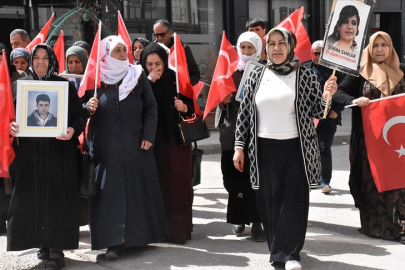 Vanlı aileler DEM Parti İl Başkanlığı önündeki eylemlerini sürdürdü