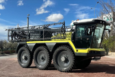 Türk mühendislerce üretilen "kendi yürür ilaçlama makinesi" tarım fuarının gözdesi oldu