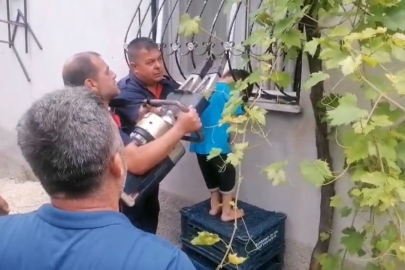 Oyun oynarken kafası demir parmaklığa sıkışan çocuğu itfaiye kurtardı