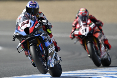 Milli motosikletçi Toprak Razgatlıoğlu, İngiltere'de superpole yarışını da kazandı