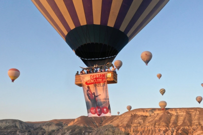 15 Temmuz sabahı Kapadokya'da balonlar Türk bayrakları ve afişlerle uçtu