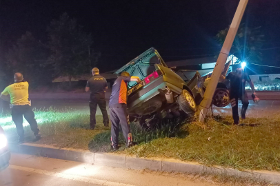 Elektrik direğine çarpan Tofaş hurdaya döndü