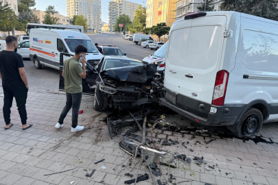 Otomobil ile minibüs çarpıştı: 1 yaralı