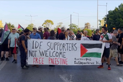 Yunanistan'da Filistin destekçileri İsraillileri taşıyan gemiyi protesto etti