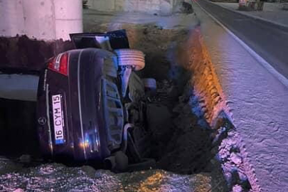 Kontrolden çıkan otomobil üst geçit inşaatına düştü: 4 kişi yaralandı