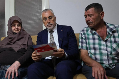 Bakan Işıkhan, şehit ailesini ziyaretinde Cumhurbaşkanı Erdoğan'ın "Terörsüz Türkiye" mektubunu okudu