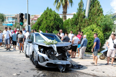 Kırmızı ışık ihlali yapan araç, gelin arabasıyla çarpıştı: 1 yaralı