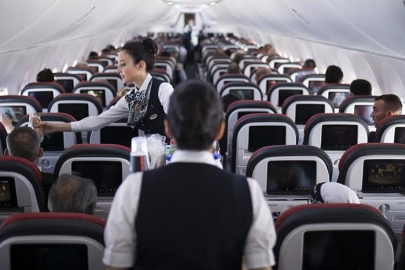 Uçaklarda yolculara ücretsiz su verilecek