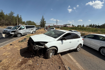 Yola kontrolsüz giren kamyonet, çarptığı otomobili karşı yola fırlattı