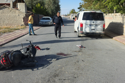 Kamyonet ile motosiklet çarpıştı: Anne ve iki çocuğu ağır yaralı