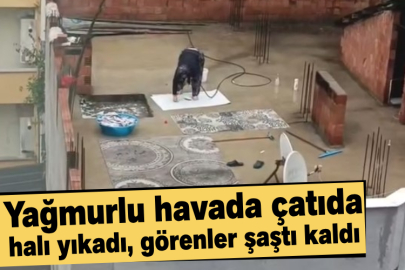 Yağmurlu havada çatıda halı yıkadı, görenler şaştı kaldı