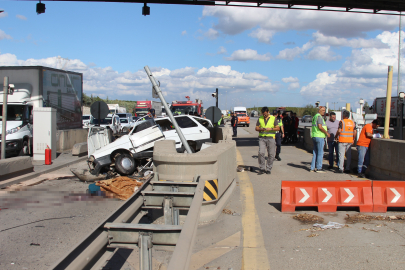 Otomobil beton bariyere çarptı: 2 ölü