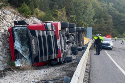 Kontrolden çıkan yem yüklü tır devrildi. 2 yaralı