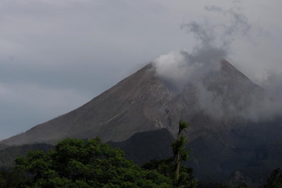 Endonezya'daki Lewotobi Laki-Laki Yanardağı'nda patlamalar meydana geldi