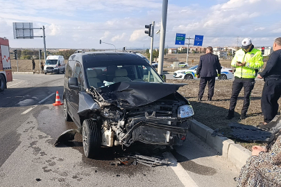 Hafif ticari araç ile otomobil çarpıştı: 2'si çocuk 3 yaralı