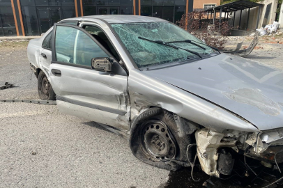Hurdaya dönen otomobilden yaralı kurtuldu