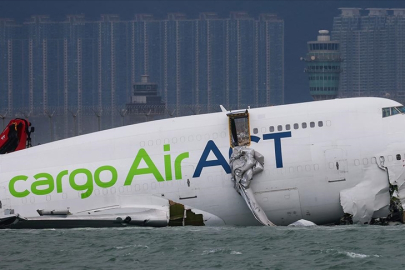 Hong Kong'da kargo uçağı inişte pistten çıkarak denize sürüklendi