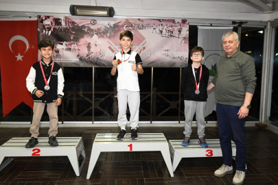 Osmangazi’de minik satranç ustaları kupalarına kavuştu