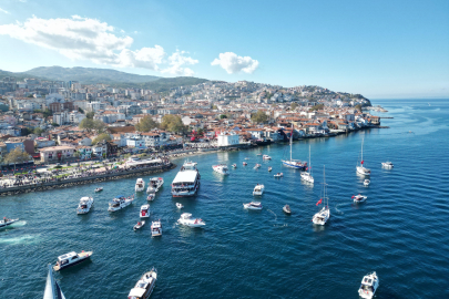 Denizde onlarca tekne kortej yaptı