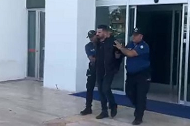 Yol verme kavgasında 1 kişiyi ayağından silahla vuran 2 şüpheli yakalandı