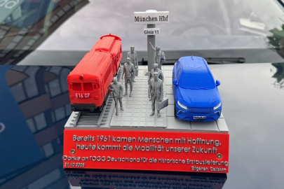 Almanya’da ilk teslimatlarını gerçekleştiren TOGG’un yetkililerine "1961 göç ve geleceğin mobilitesi" sürprizi