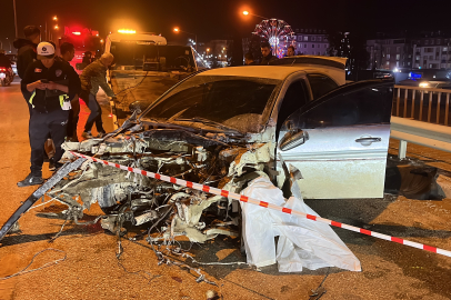 Kazada motoru yerinden fırlayan otomobilin sürücüsü ağır yaralandı